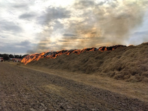 Hasiči na Šumpersku bojují s požárem stohu. Pomáhají velkokapacitní cisterny i těžká technika