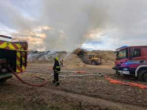 Hasiči na Šumpersku bojují s požárem stohu. Pomáhají velkokapacitní cisterny i těžká technika