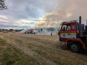 Hasiči na Šumpersku bojují s požárem stohu. Pomáhají velkokapacitní cisterny i těžká technika