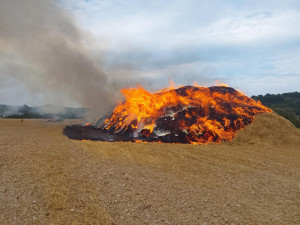 Hasiči na Šumpersku bojují s požárem stohu. Pomáhají velkokapacitní cisterny i těžká technika