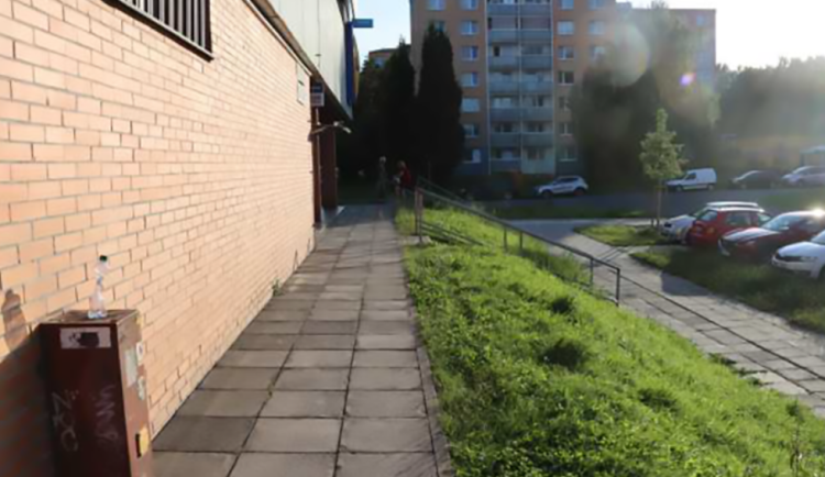 Cyklista měl na olomouckém sídlišti narazit do dvou chodců. Policie po něm pátrá, žádá o pomoc svědky