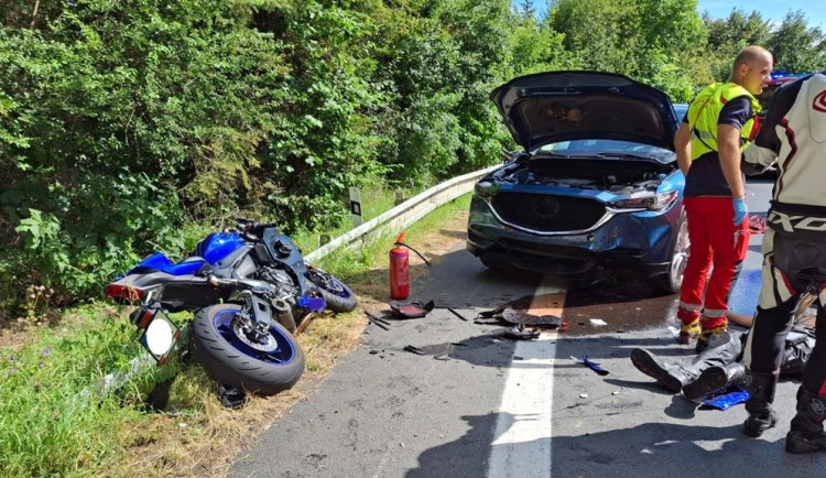 Těžká nehoda sedmadvacetiletého motorkáře v Lipině, záchranáři ho museli dvakrát oživovat