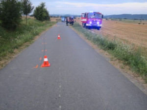 Bez přilby. U Hranic dívka havaroval na motorce, letěl pro ni vrtulník. Na Šumpersku žena převrátila čtyřkolku