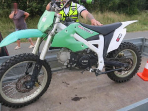 Bez přilby. U Hranic dívka havaroval na motorce, letěl pro ni vrtulník. Na Šumpersku žena převrátila čtyřkolku