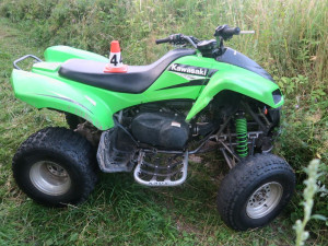 Bez přilby. U Hranic dívka havaroval na motorce, letěl pro ni vrtulník. Na Šumpersku žena převrátila čtyřkolku