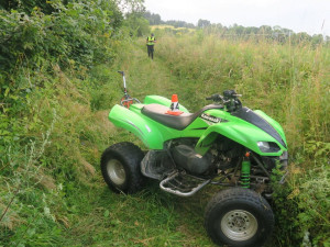 Bez přilby. U Hranic dívka havaroval na motorce, letěl pro ni vrtulník. Na Šumpersku žena převrátila čtyřkolku