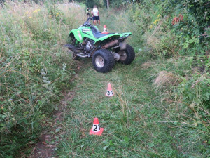 Bez přilby. U Hranic dívka havarovala na motorce, letěl pro ni vrtulník. Na Šumpersku žena převrátila čtyřkolku