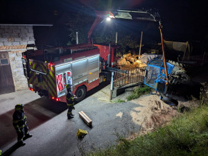 Traktor se na Šumpersku při sečení trávy zřítil z osmimetrového srázu, zraněný řidič nemohl z kabiny ven