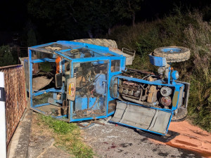 Traktor se na Šumpersku při sečení trávy zřítil z osmimetrového srázu, zraněný řidič nemohl z kabiny ven