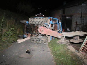 Opilý řidič se na Šumpersku s traktorem zřítil z osmimetrového srázu. Z kabiny nemohl ven