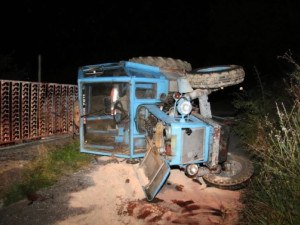 Opilý řidič se na Šumpersku s traktorem zřítil z osmimetrového srázu. Z kabiny nemohl ven