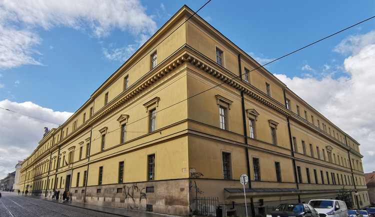 Stát ani v osmé aukci neprodal rozlehlá Hanácká kasárna v Olomouci, i když cena klesla na 111 milionů