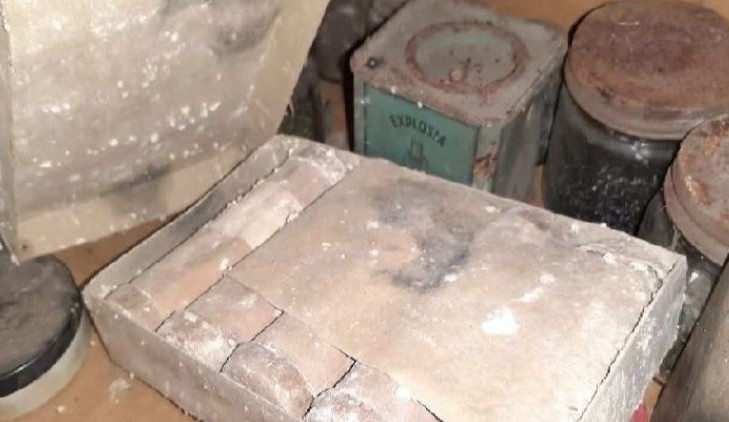 Muž našel v domě na Olomoucku po tchánovi kilogramy střelného prachu a lahvičky s chemickou látkou