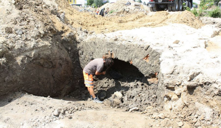 Archeologové odkryli část barokní císařské silnice z Olomouce do Brna. Jde o předchůdce dnešní D1