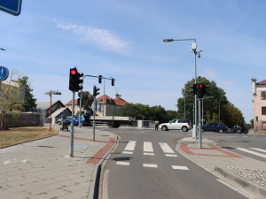 VIDEO: Devatenáctiletý mladík nedal přednost nákladnímu autu. Nová Škoda Kamiq to odnesla zničenými dveřmi