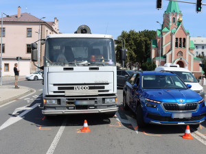 VIDEO: Devatenáctiletý mladík nedal přednost nákladnímu autu. Nová Škoda Kamiq to odnesla zničenými dveřmi