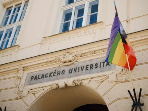 ANKETA: Filozofická fakulta v Olomouci vyvěsila duhovou vlajku, podpořila tak LGBT komunitu