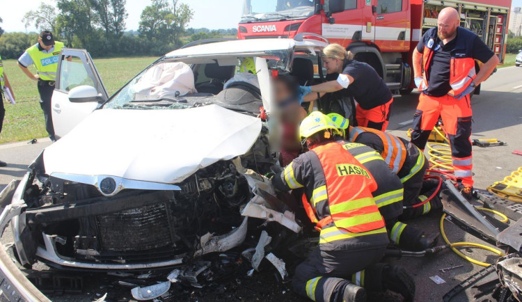 Vážná nehoda zcela uzavřela hlavní tah na Šternberk. Pětatřicetiletá řidička vjela do protisměru