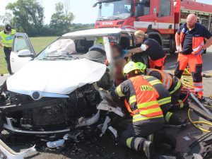Vážná nehoda zcela uzavřela hlavní tah na Šternberk. Pětatřicetiletá řidička vjela do protisměru