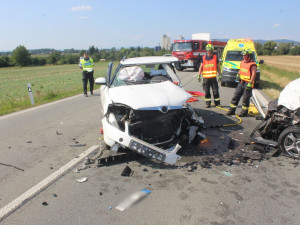 Vážná nehoda zcela uzavřela hlavní tah na Šternberk. Pětatřicetiletá řidička vjela do protisměru