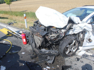 Vážná nehoda zcela uzavřela hlavní tah na Šternberk. Pětatřicetiletá řidička vjela do protisměru