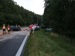 Tragická nehoda tří automobilů u Mírova. Dvaačtyřicetiletý řidič zemřel, další dva byli zranění