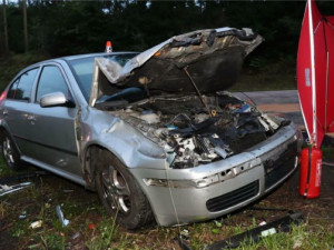 Tragická nehoda tří automobilů u Mírova. Dvaačtyřicetiletý řidič zemřel, další dva byli zranění