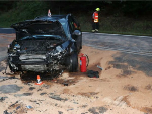 Tragická nehoda tří automobilů u Mírova. Dvaačtyřicetiletý řidič zemřel, další dva byli zranění