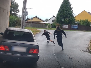 VIDEO: Mercedes ujížděl z Olomouce až do Hlušovic. Policie u řidiče našla drogy, měl navíc zákaz řízení