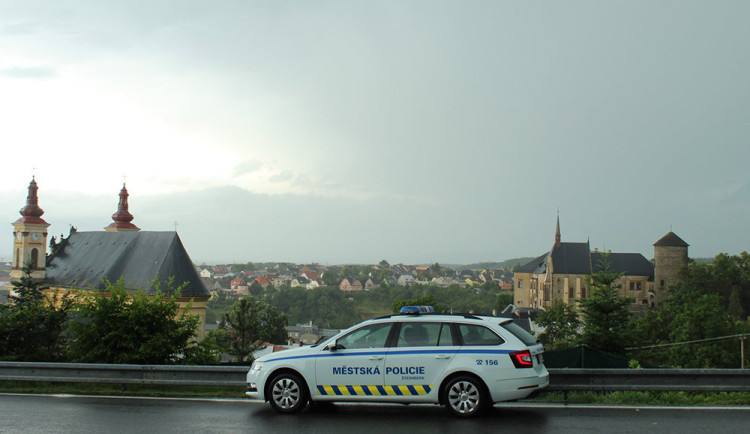 size3-17218128843321-124-serie-jednani-i-posileni-mestske-policie-sternberk-dal-trapi-konflikty-skupiny-mladeze