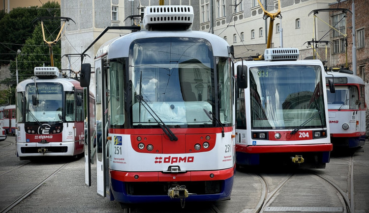 Do Pavloviček nepojedou dva týdny tramvaje, důvodem je oprava kolejí po nehodě vlaku a kamionu