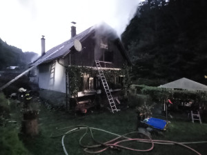 V Jindřichově hasiči likvidovali požár chalupy, vodu si museli brát z místního potoka. Hořet začalo na půdě&nbsp;