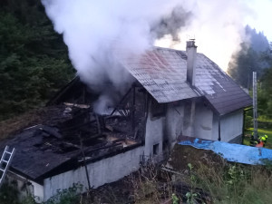 V Jindřichově hasiči likvidovali požár chalupy, vodu si museli brát z místního potoka. Hořet začalo na půdě&nbsp;