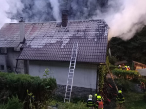 V Jindřichově hasiči likvidovali požár chalupy, vodu si museli brát z místního potoka. Hořet začalo na půdě&nbsp;