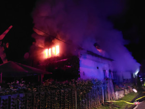 V Jindřichově hasiči likvidovali požár chalupy, vodu si museli brát z místního potoka. Hořet začalo na půdě&nbsp;