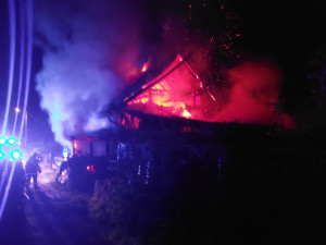 V Jindřichově hasiči likvidovali požár chalupy, vodu si museli brát z místního potoka. Hořet začalo na půdě&nbsp;