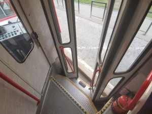 Seniorku usmrtila tramvaj, když vystupovala. Jedny dveře se neotevřely, ukázaly výpovědi u soudu