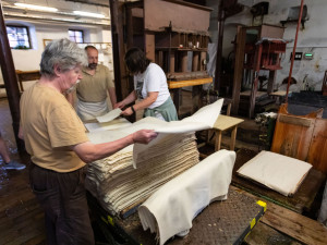 Ruční papírna ve Velkých Losinách míří na seznam UNESCO. Zástupci samospráv podepsali memorandum