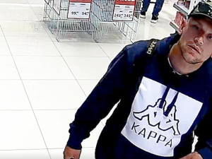 VIDEO: Policie vyšetřuje dvě krádeže v drogerii v Přerově. Pátrá po totožnosti neznámého muže
