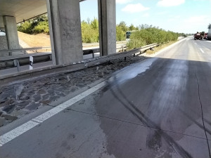 Dálnice D1 je u Němčic nad Hanou uzavřená. Kamion narazil do svodidel a z nádrží vytekla nafta