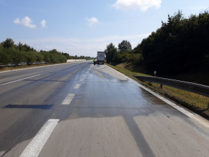 Dálnice D1 je u Němčic nad Hanou uzavřená. Kamion narazil do svodidel a z nádrží vytekla nafta