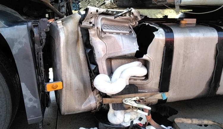 Dálnice D1 je u Němčic nad Hanou uzavřená. Kamion narazil do svodidel a z nádrží vytekla nafta