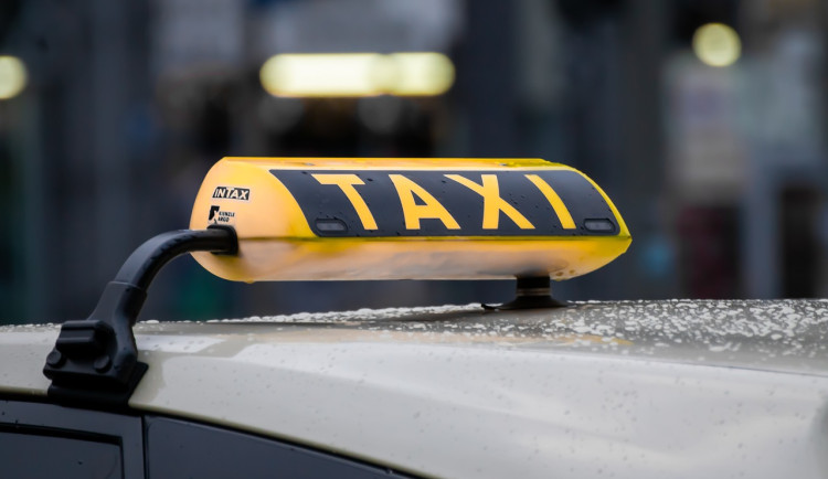 Muž se v Brně hádal s taxikářem o desetikorunu. Museli zasáhnout strážníci