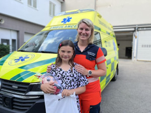 Osmiletá Elenka si zapíchla řídítka do břicha. Uzdravila se a přišla poděkovat olomouckým záchranářům