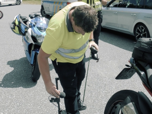 VIDEO: Motorky na Červenohorském sedle nově proklepl i hlukoměr. Místní trápí celodenní rámus