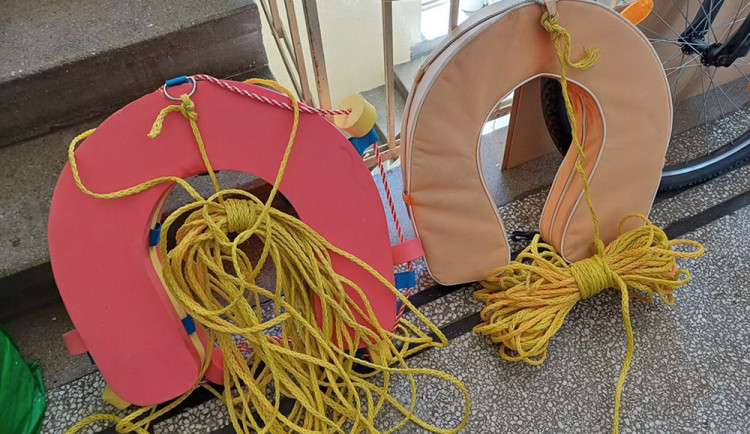 Záchranné podkovy odnesli od řeky Moravy v Olomouci dva mladíci v noci z pátku na sobotu