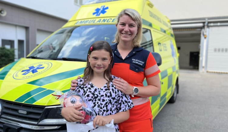 Osmiletá Elenka si zapíchla řídítka do břicha. Uzdravila se přišla poděkovat olomouckým záchranářům