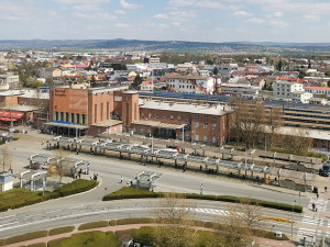 Namol před zraky nezletilého potomka. Olomoučtí strážníci řešili u nádraží případ opilé matky a babičky