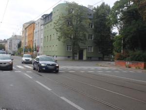 Policie hledá svědky nehody, při které auto v Olomouci zachytilo a zranilo jednasedmdesátiletého cyklistu