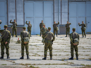 Úspěšná letní brigáda v maskáčích. Dobrovolný armádní výcvik zvládlo na Libavé všech 41 středoškoláků